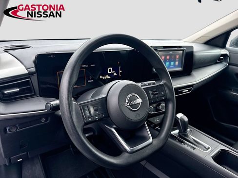 Used 2025 Nissan Kicks S FWD image 11