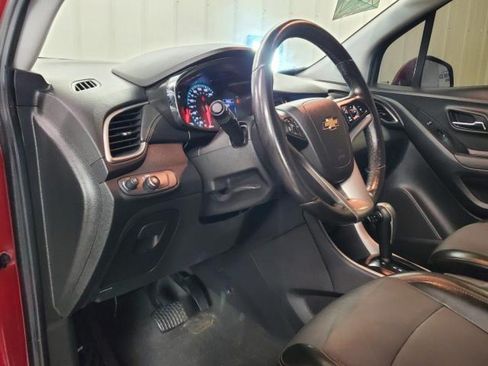 Used 2019 Chevrolet Trax LT w/ LT Convenience Package FWD image 14
