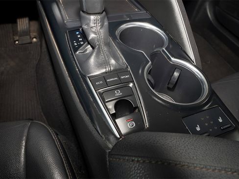 Used 2018 Toyota Camry XLE image 10