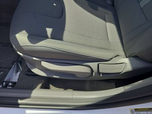 Used 2025 Hyundai Elantra SE FWD image 12
