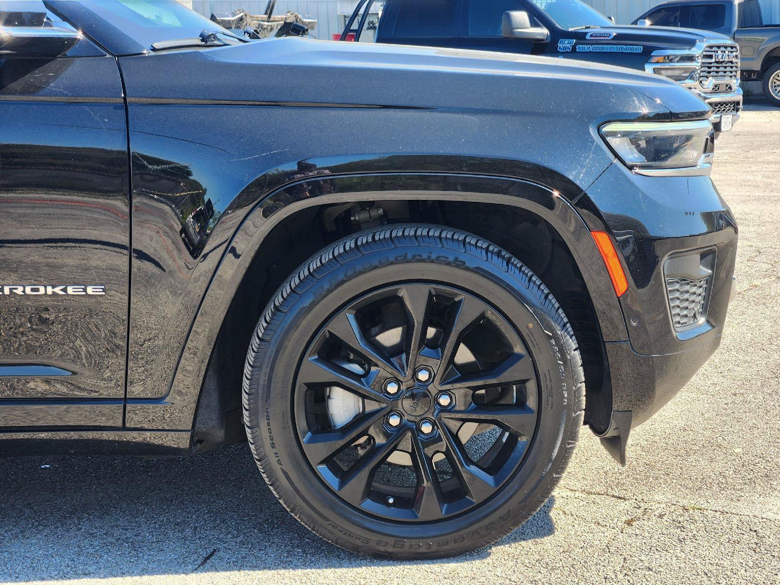 Used 2022 Jeep Grand Cherokee Overland AWD/4WD image 9