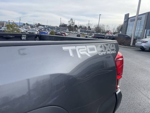 Used 2016 Toyota Tacoma TRD Off-Road w/ Premium & Technology Package image 8