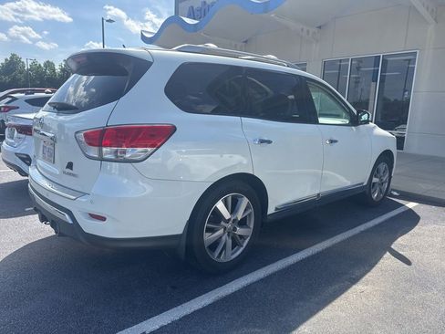 Used 2016 Nissan Pathfinder Platinum w/ Family Entertainment Package FWD image 3