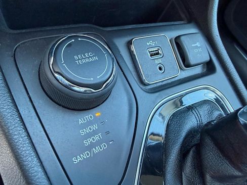 Used 2019 Jeep Cherokee Limited image 23