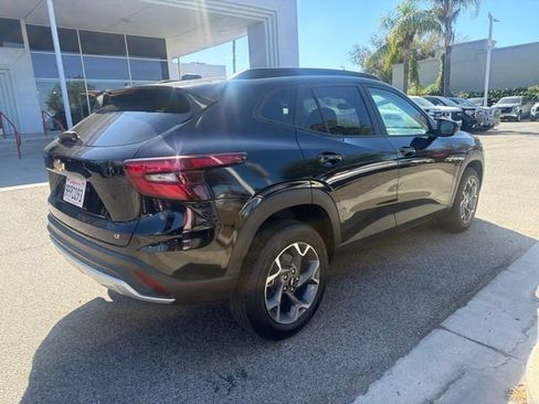 Used 2025 Chevrolet Trax LT FWD image 6