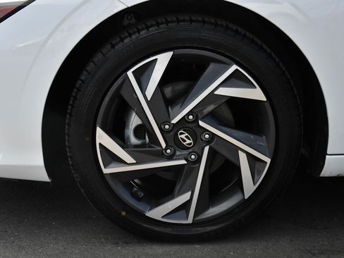 Used 2025 Hyundai Elantra Limited image 12