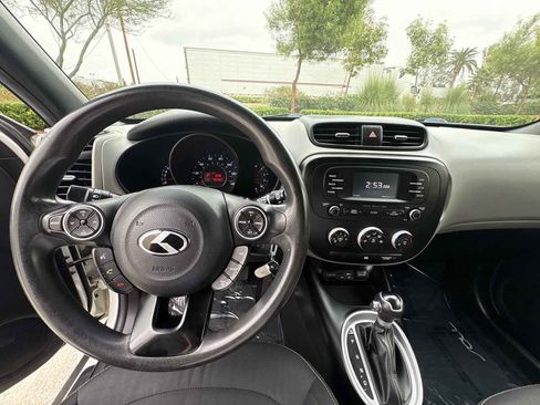 Used 2016 Kia Soul + image 16