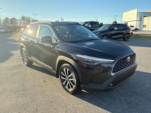 Used 2025 Toyota Corolla Cross XLE image 2