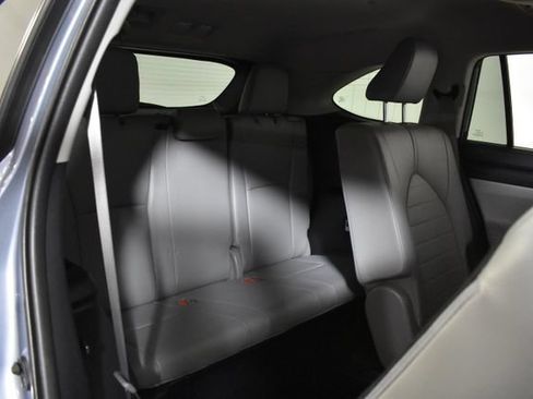 Used 2020 Toyota Highlander XLE AWD/4WD image 34