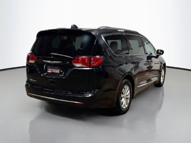 Used 2017 Chrysler Pacifica Touring-L FWD image 7