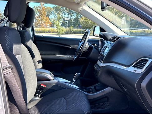 Used 2020 Dodge Journey SE w/ SE Popular Equipment Group image 11