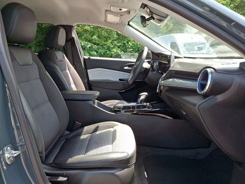 Used 2025 Chevrolet Trax LT FWD image 7