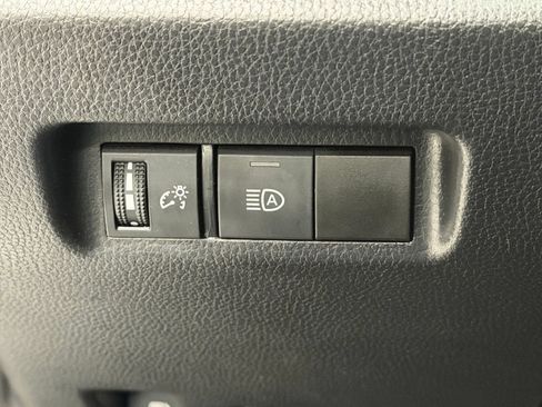 Used 2021 Toyota RAV4 LE AWD/4WD image 18