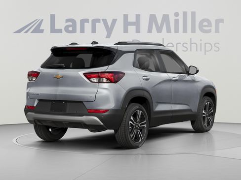 Used 2024 Chevrolet TrailBlazer LT AWD/4WD image 2