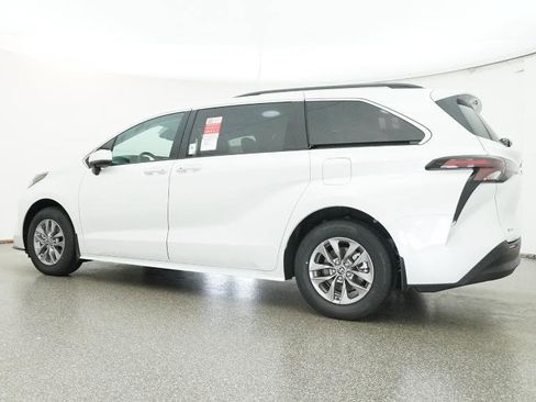 New 2026 Toyota Sienna XLE image 30