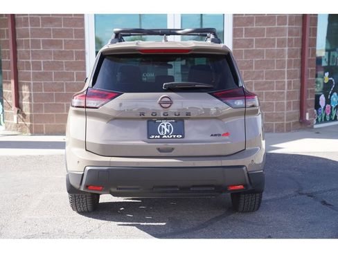 Used 2025 Nissan Rogue SV image 3
