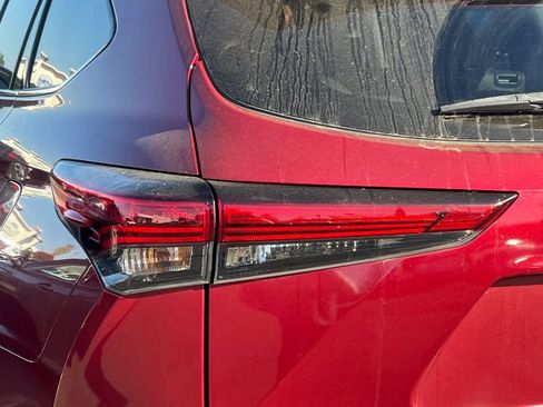 Used 2022 Toyota Highlander XLE AWD/4WD image 20