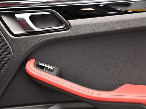 Used 2025 Porsche Macan image 53