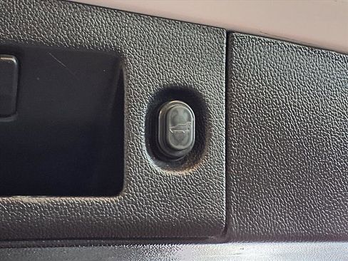 Used 2018 Chevrolet Suburban Premier image 7