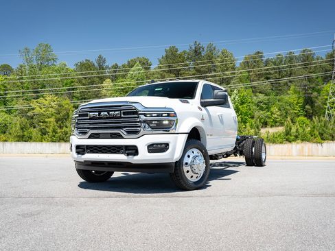 New 2026 RAM 4500 4x4 Crew Cab DRW w/ Laramie Trim Package image 1