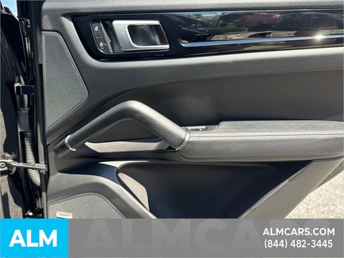 Used 2022 Porsche Cayenne S image 19