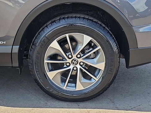 Used 2018 Toyota RAV4 XLE image 32