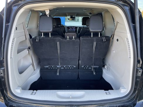 Used 2024 Chrysler Pacifica Touring-L image 42