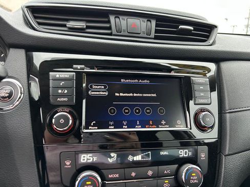 Used 2020 Nissan Rogue SV image 14