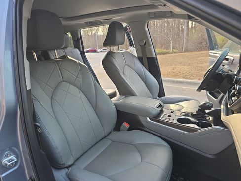Used 2024 Toyota Highlander LE image 10