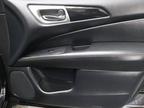 Used 2020 Nissan Pathfinder S image 12