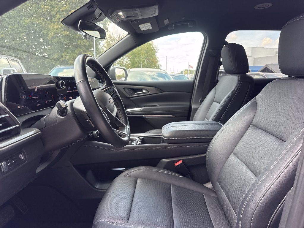 Used 2025 Chevrolet Traverse LT FWD image 14