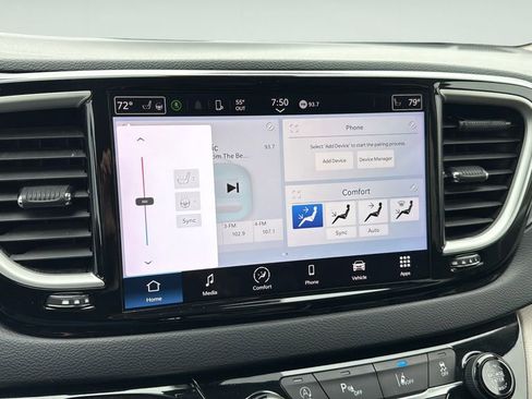 Used 2023 Chrysler Pacifica Touring-L FWD image 26