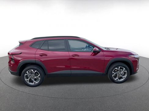 Used 2025 Chevrolet Trax LT w/ LT Convenience Package image 16