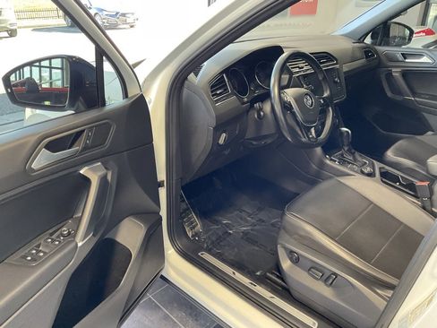 Used 2020 Volkswagen Tiguan SE R-Line image 9