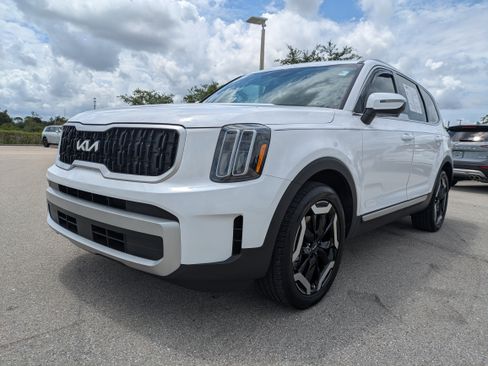 Used 2024 Kia Telluride EX w/ EX Captain's Chair Package FWD image 9