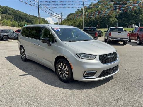 Used 2024 Chrysler Pacifica Limited FWD image 3