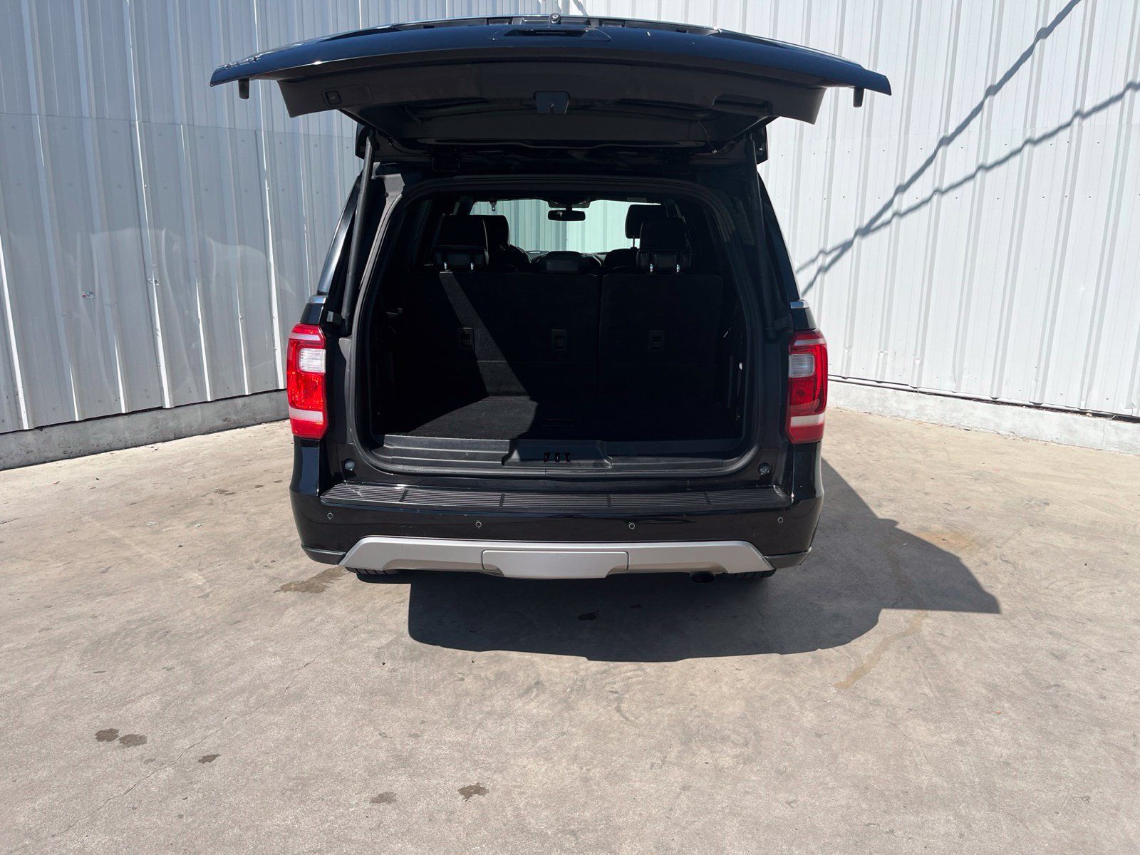 Used 2018 Ford Expedition XLT w/ Equipment Group 202A RWD image 8