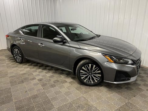 Used 2024 Nissan Altima 2.5 SV image 1