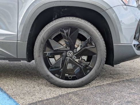 Used 2025 Volkswagen Taos SE w/ Panoramic Sunroof Package image 11