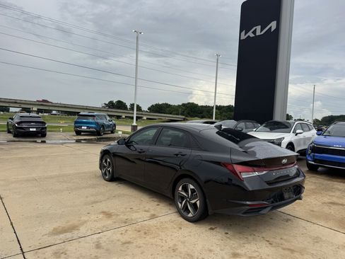 Used 2023 Hyundai Elantra SEL w/ Convenience Package FWD image 24