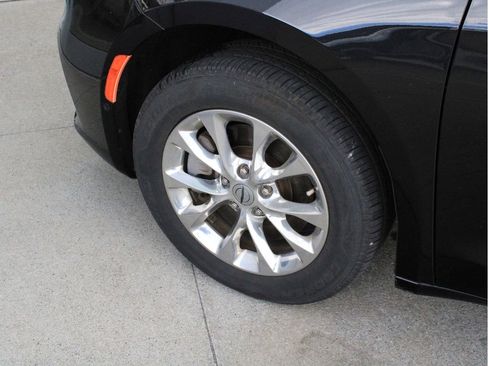Used 2021 Chrysler Pacifica Touring-L w/ Premium & Safety Sphere Group AWD/4WD image 12