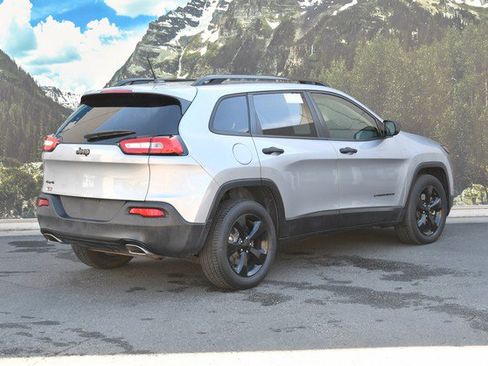 Used 2017 Jeep Cherokee Altitude AWD/4WD image 3