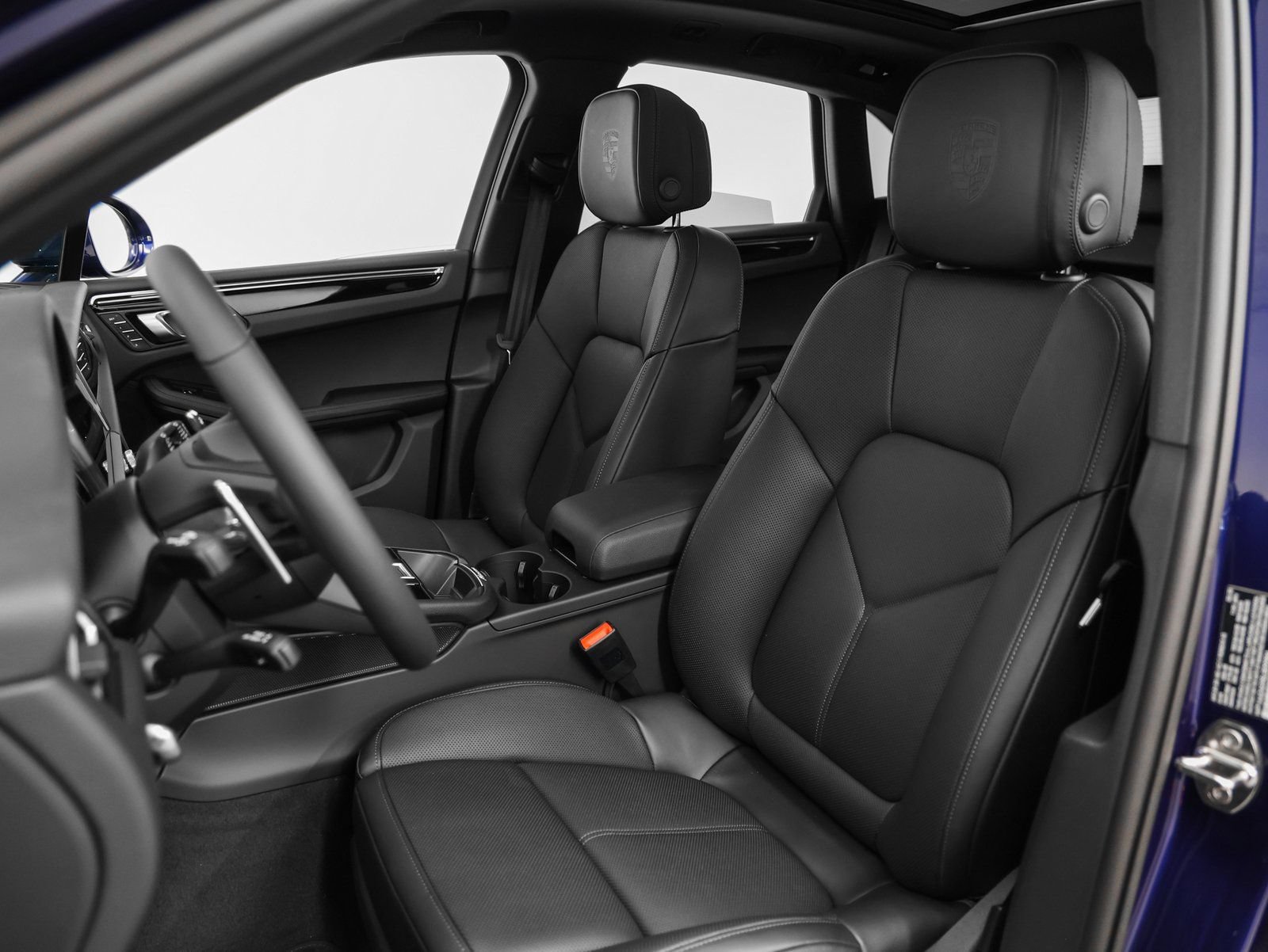 Certified 2025 Porsche Macan AWD/4WD image 41