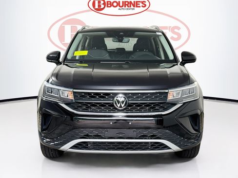 Used 2023 Volkswagen Taos SE w/ Panoramic Sunroof Package AWD/4WD image 6