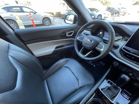 Used 2025 Jeep Compass Limited image 34