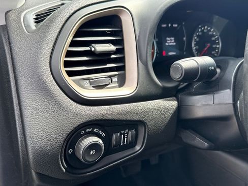 Used 2016 Jeep Renegade Latitude FWD image 21