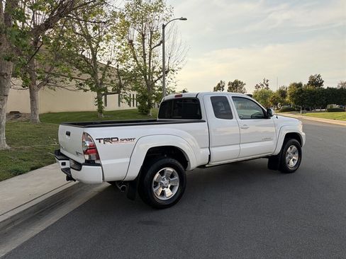 Used 2015 Toyota Tacoma PreRunner w/ TRD Sport Package image 4
