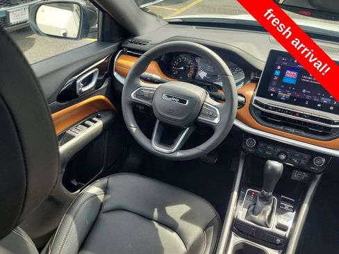 Used 2025 Jeep Compass Limited image 15