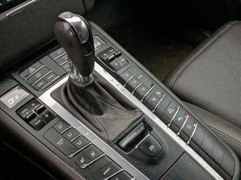 Used 2018 Porsche Macan Turbo image 11