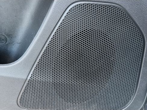 Used 2019 Jeep Cherokee Latitude Plus w/ Comfort/Convenience Group image 23